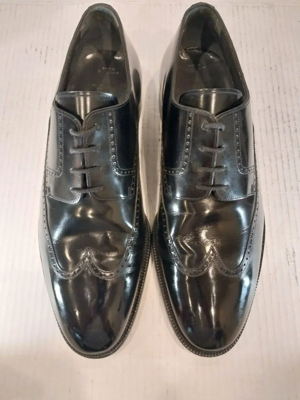 BALLY men's (SAVE $700) size 10.5 EEE black Derby.